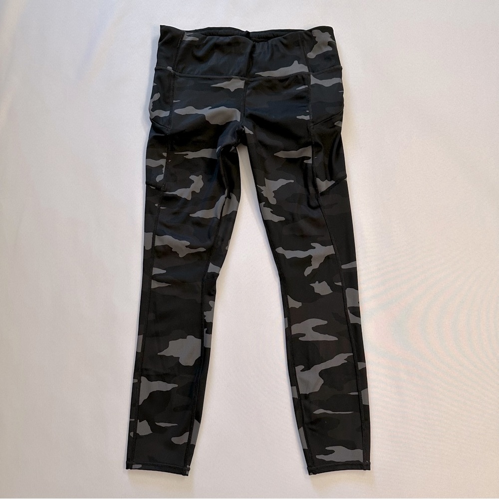 Black/Gray Camo Athleta Leggings w/ Zipper Pockets Size Small